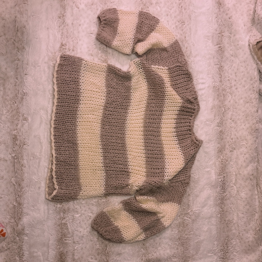 Size small
Length: 24
With: 23
Sleeves: 18